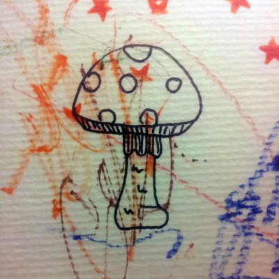 In een onbewaakt ogenblik werkte het meisje aan de tekening van mamma.