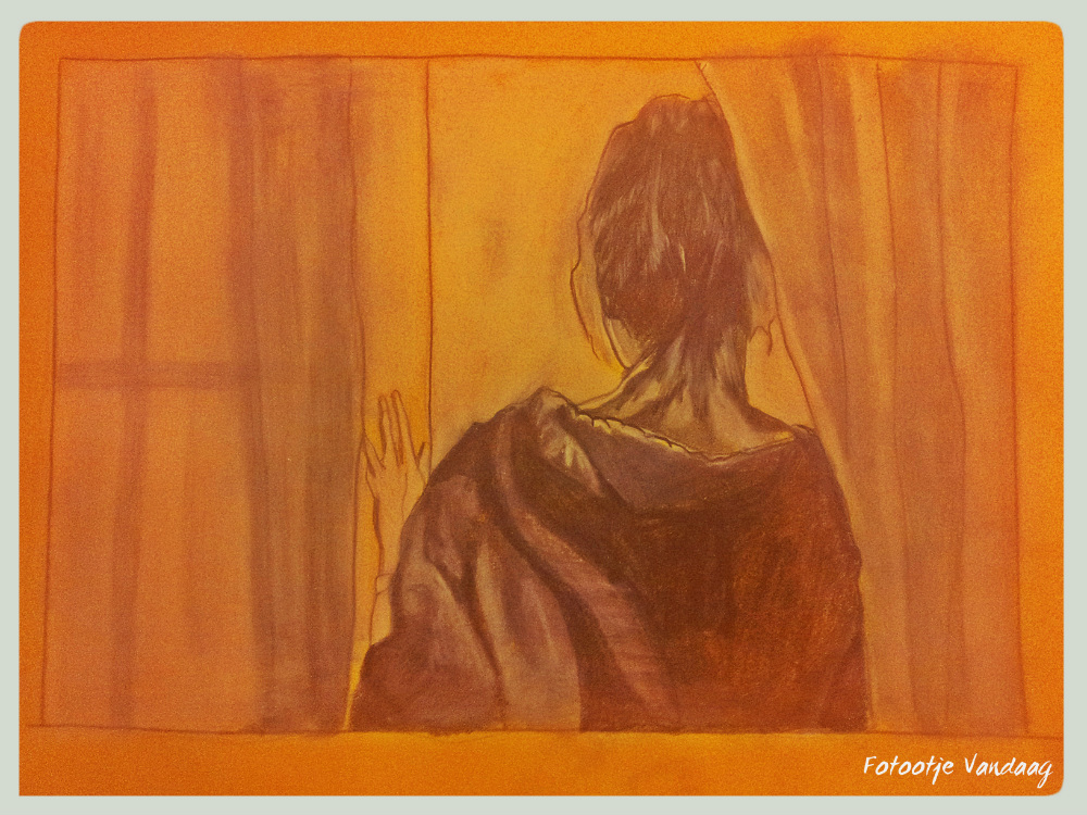 Vrouw bij het raam, grafiet potlood en wit pastelkrijt.