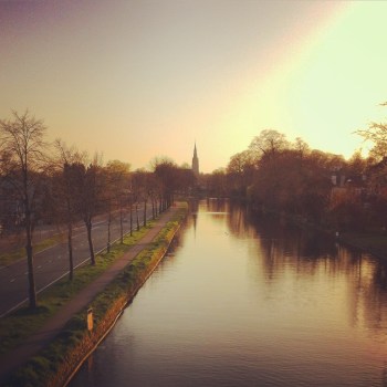 De lentezon bij een kerkje aan de Vliet.